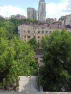 le centre de Kiev dans la rue. Potier