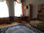 位于基辅市中心街道上的 3 间卧室的公寓。米哈伊洛夫斯卡娅 A10824