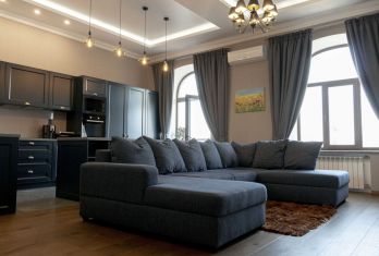 舒适的一居室公寓，享有美景，位于 Andreevsky Spusk