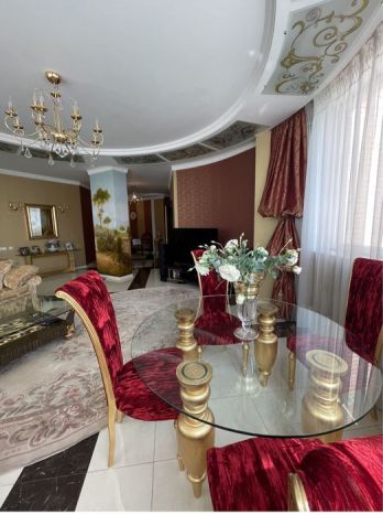 宽敞的 4 室公寓，位于季莫申科 A15642 特卖 公寓