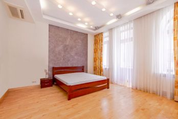 Cozy 3-room apartment in Podil A10941