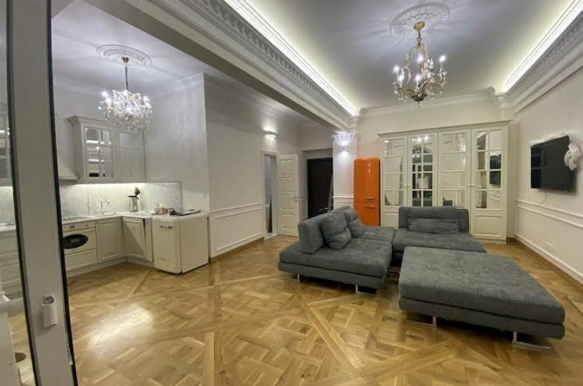  位于 Khreshchatyk 街的优质两室公寓 A37078 长期租赁 公寓