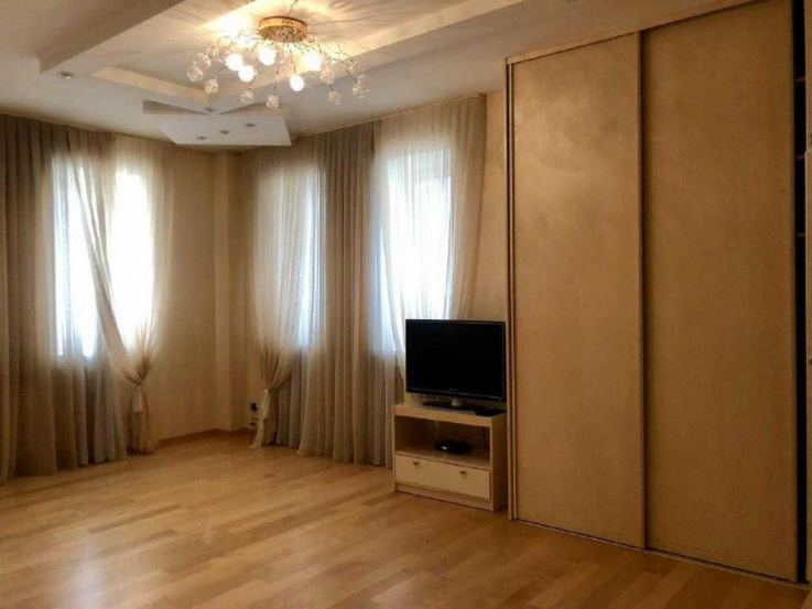 位于基辅历史中心的顶层公寓出租 A14329 长期租赁 公寓