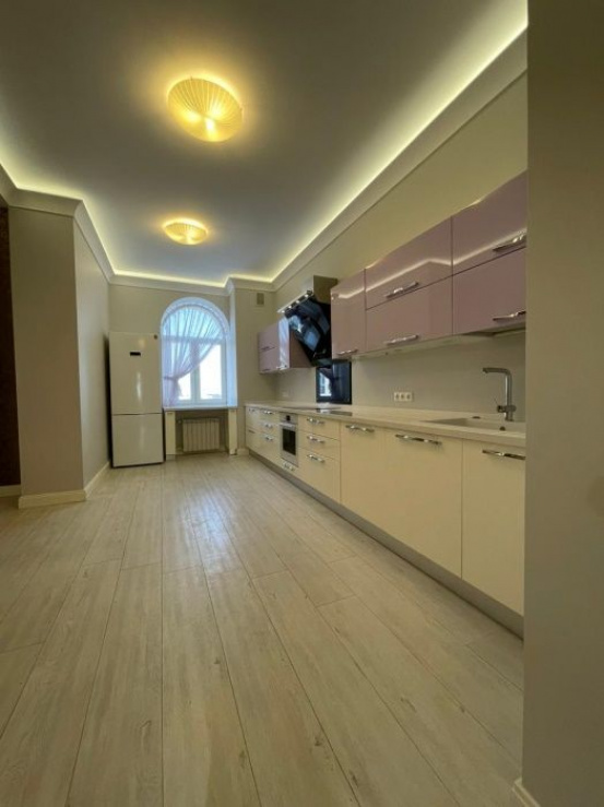 公寓位于享有盛誉的地区，俯瞰基辅市中心 A10937 长期租赁 公寓