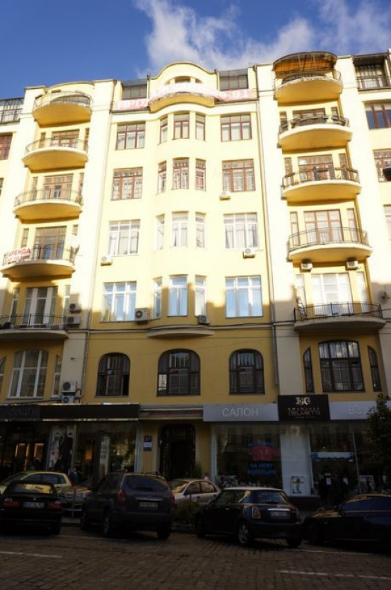 apartment on Leo Tolstoy Square A11036
