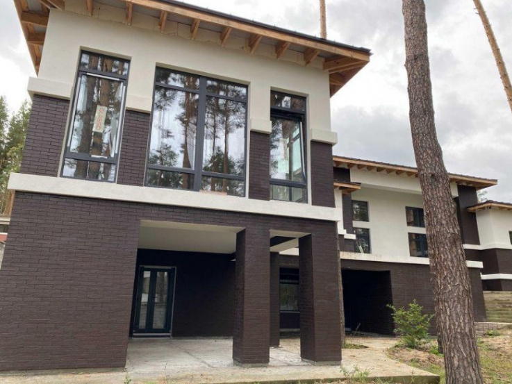 בית מודרני חדש בעיירת קוטג' סגורה בכפר