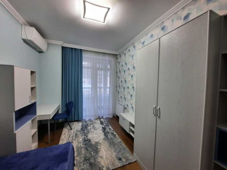 宽敞的四居室公寓，位于街道上。屠格涅夫斯卡娅 A10729 长期租赁 公寓