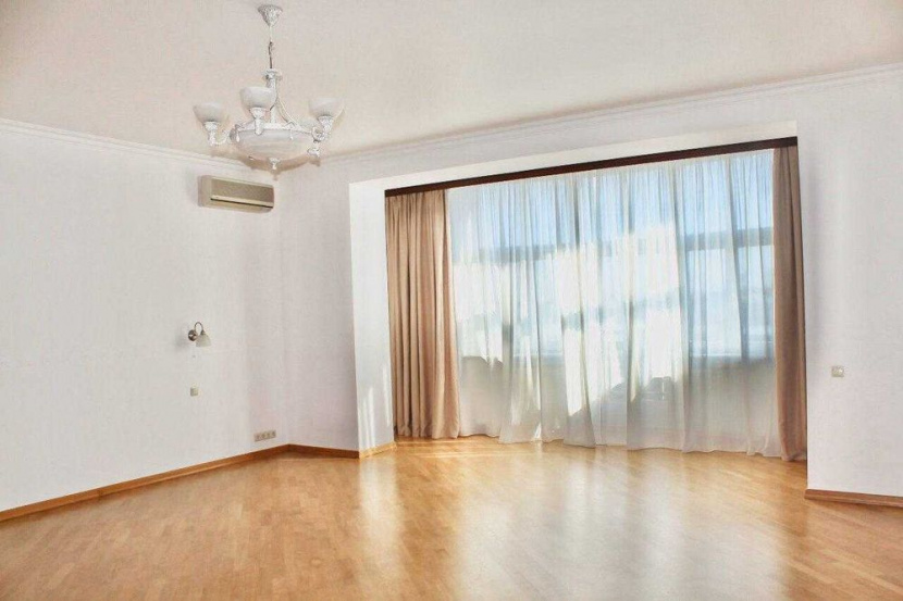 Mikhailovskaya。公寓出租 4 个房间 A10637 长期租赁