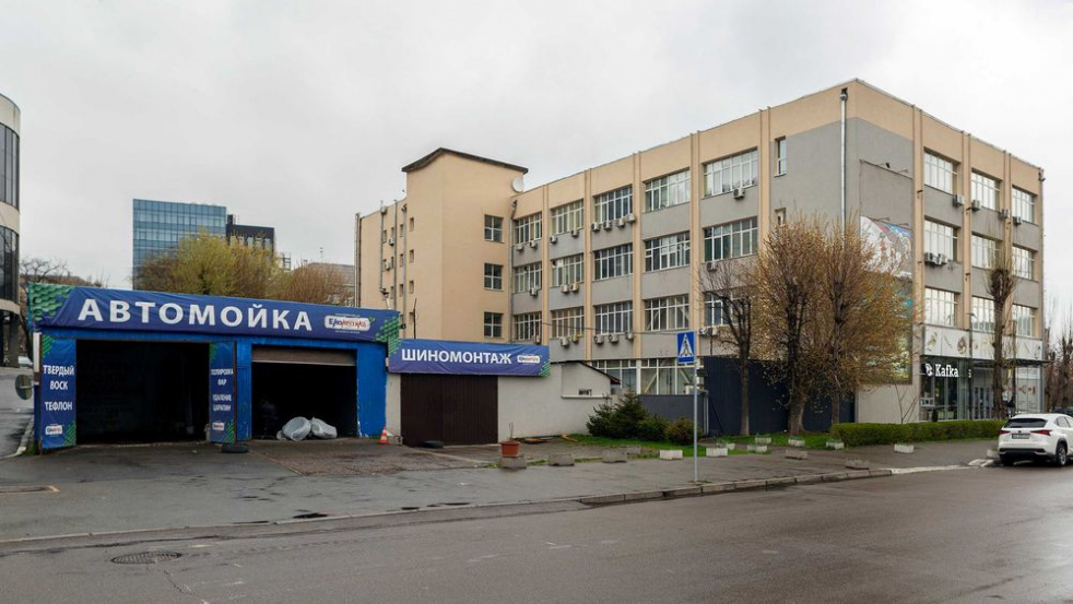 building, near Vokzalnaya metro station