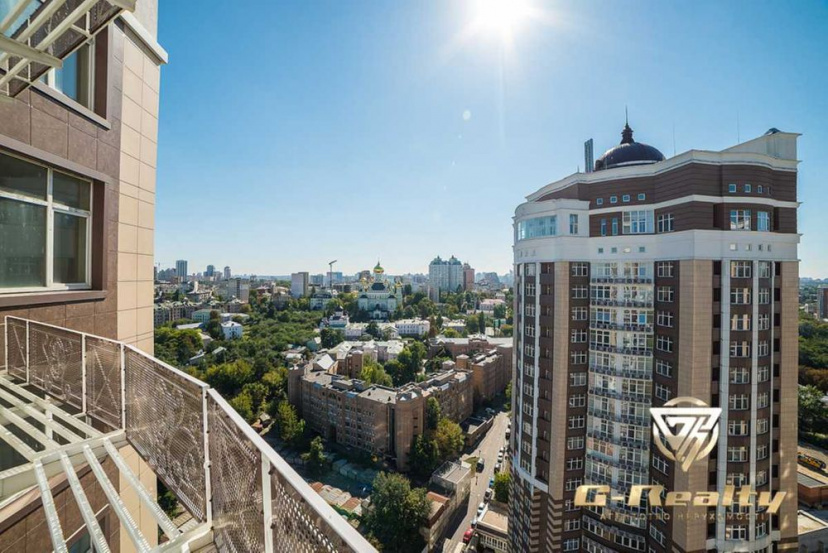 舒适的顶层公寓，可在 Pokrovsky Posad 房子内欣赏市中心的景色。