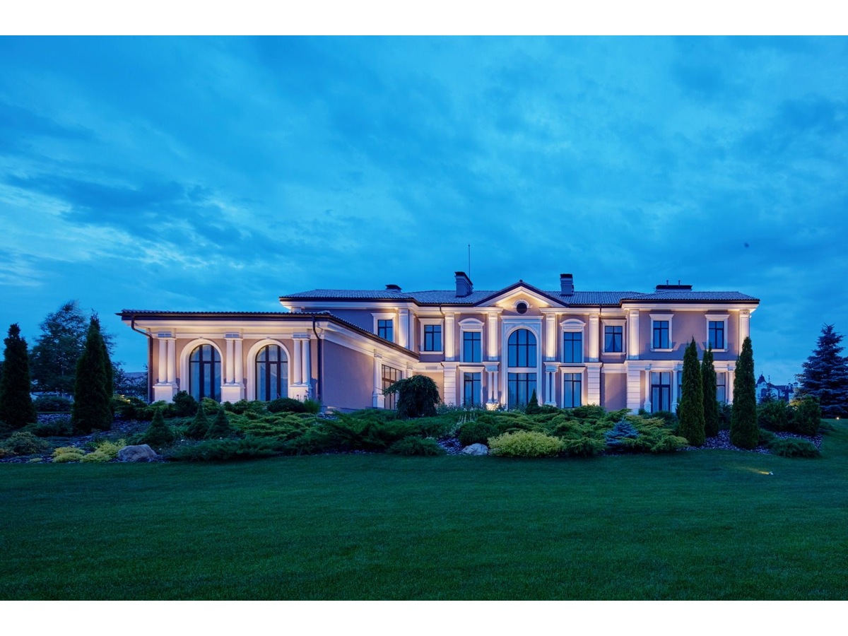 Exclusive luxury villa in Kiev, with a swimming pool and a large plot